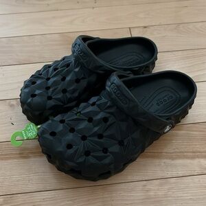 BNWT Black Geometric Crocs Clogs - 6W
